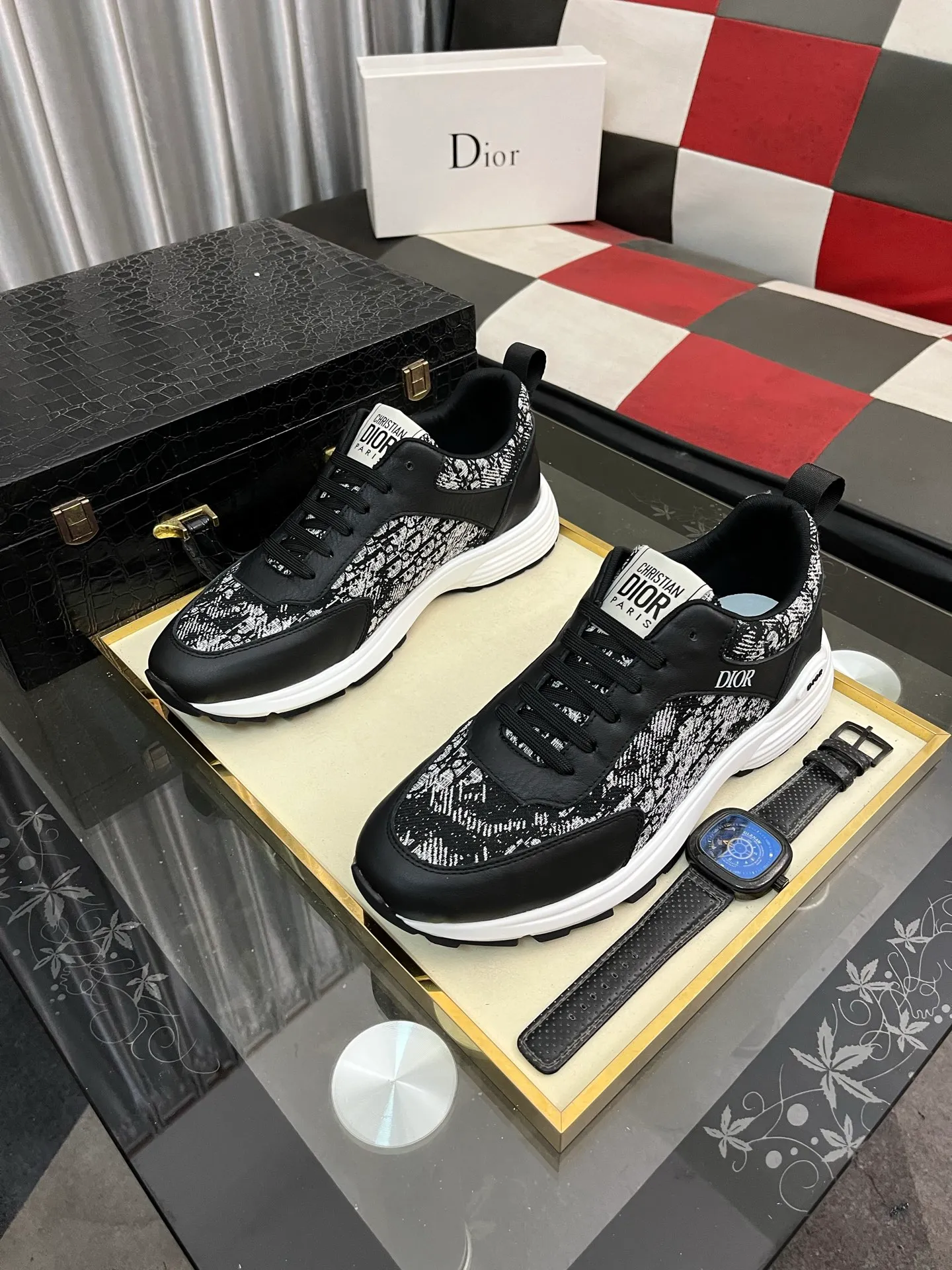 Men's shoes 💰440⌚️⌚️[Dior] The toe box is designed to be a bit wider. The upper foot comfort is perfect. The thread is beautiful. It fits the pants perfectly and is versatile. Decorated with various classic details. It is an ideal choice for daily styling. It can be matched with various casual items to create exquisite looks. Fabric: First-layer cowhide/lining sheepskin TPU original outsole Size: 38-443️⃣Colors available